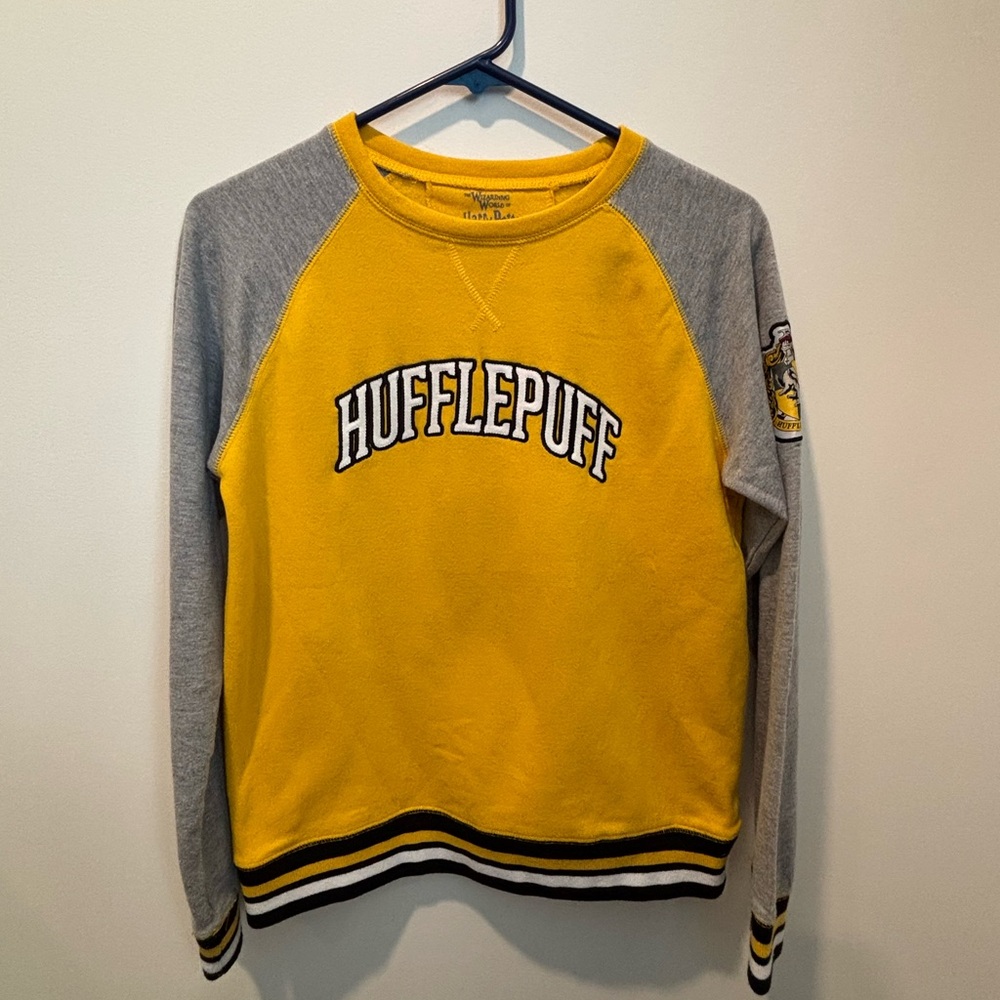 Hufflepuff Harry Potter youth XL,Universal Studios exclusive. Like new